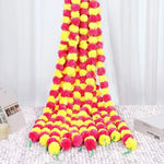 guirlande artificielle rouge jaune décoration événement festive boules pompons rubans décoratifs opaques sans filtres