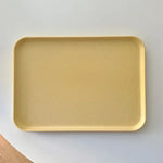 assiettes décoration moderne blanc jaune bleu pastel vert serviette bol cuillère pot confiture tasse
