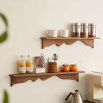 étagère murale bois marron clair texture naturelle moderne vis fixations objets rangement maison