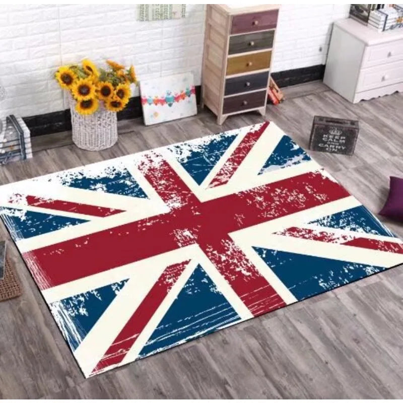 Tapis avec motif du drapeau britannique vintage, décoré avec un vase de tournesols et des objets de style scandinave dans une chambre.