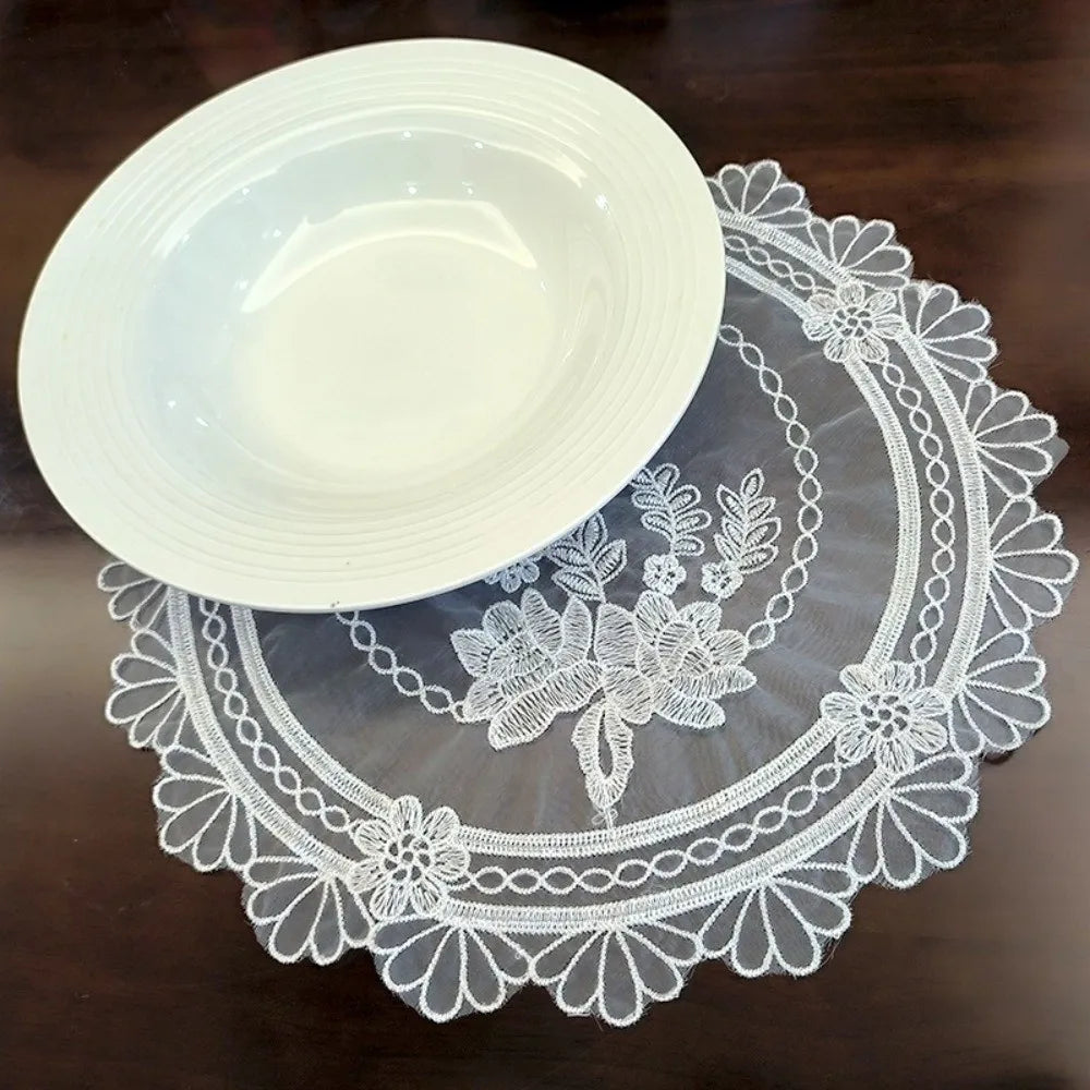 nappe dentelle fleur motif floral table translucent classique vintage pâques décoration européenne pastorale