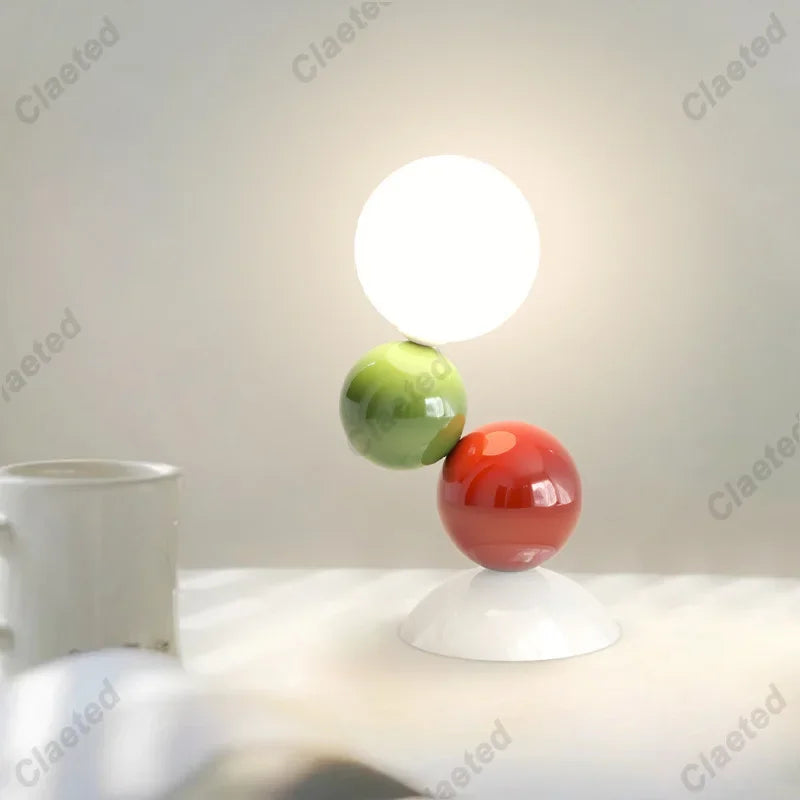Lampe de chevet design éclairant une chambre à coucher avec ambiance douce
