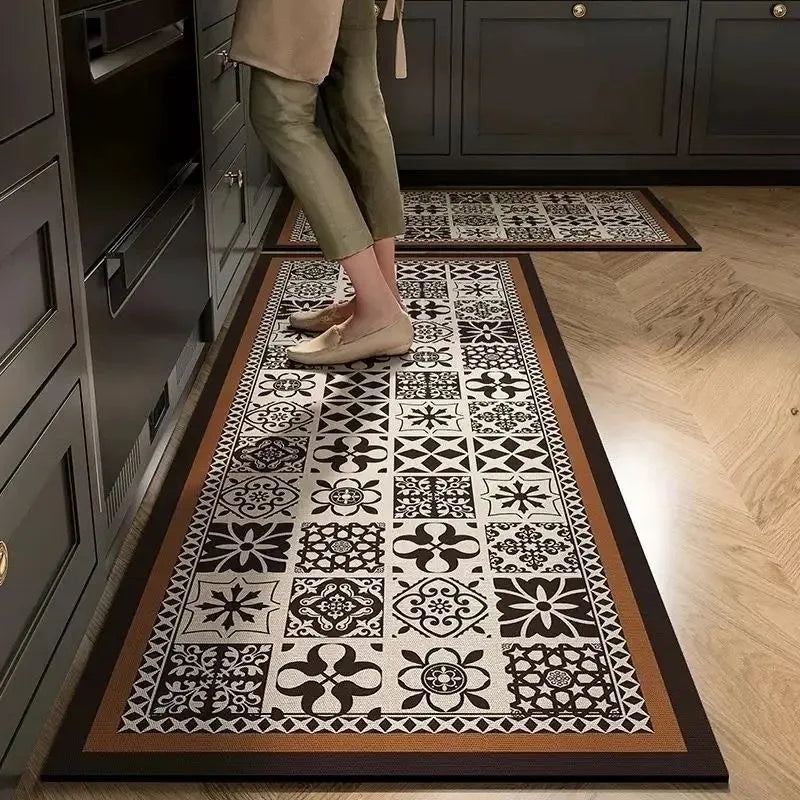 Un tapis décoratif au sol avec un motif floral monochrome noir et blanc, créant une ambiance élégante et moderne dans la pièce.