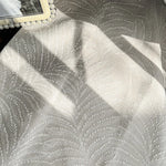 rideau gris clair classique motif feuilles stylisées opaque anneaux salon chambre