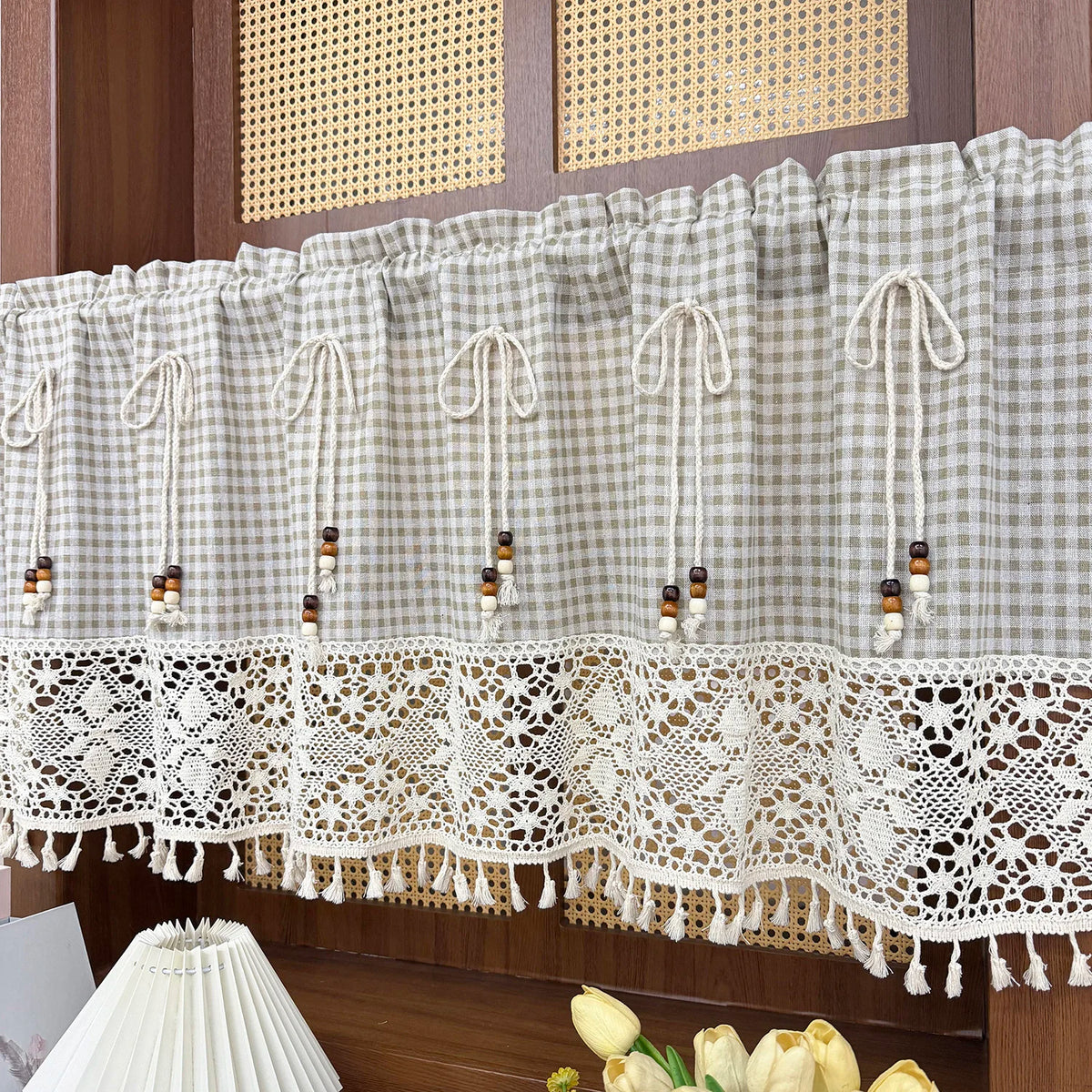 rideau court gris blanc carreaux dentelle bordure opacité vintage rustique pompons chambre