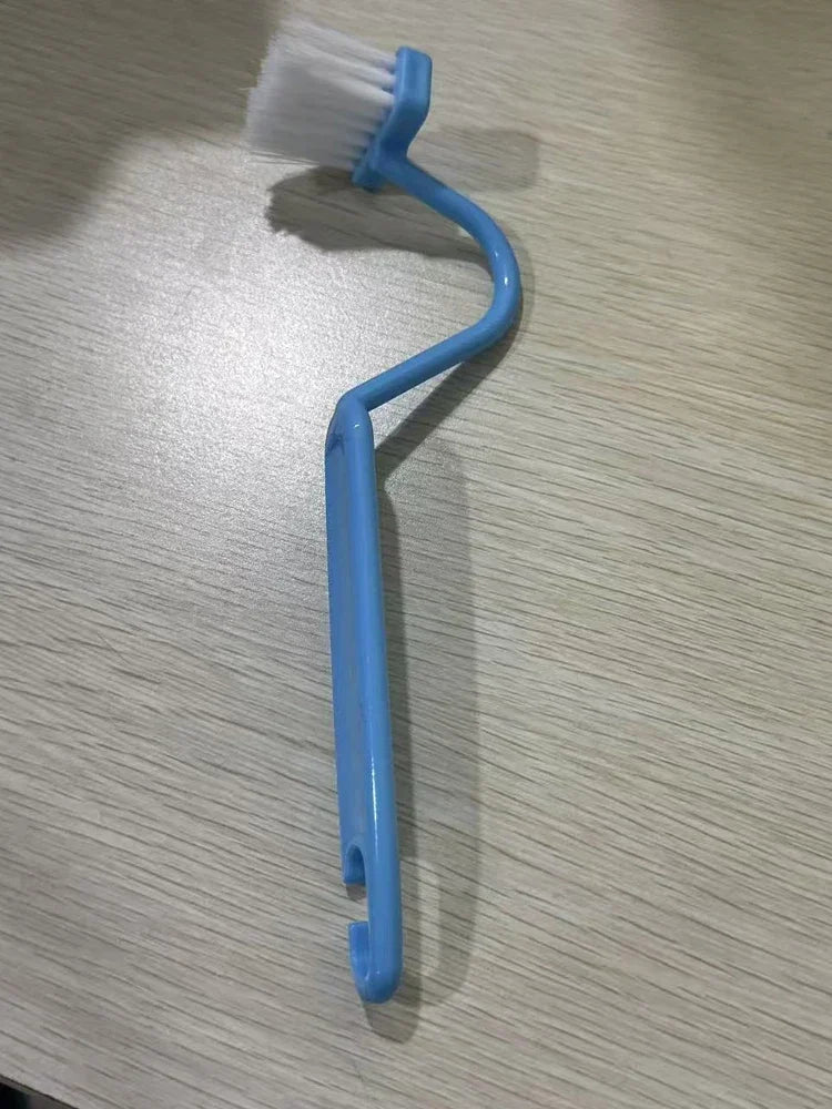 brosse toilette incurvée poignée bleue verte rose fixations pratiques utilitaires salle bains