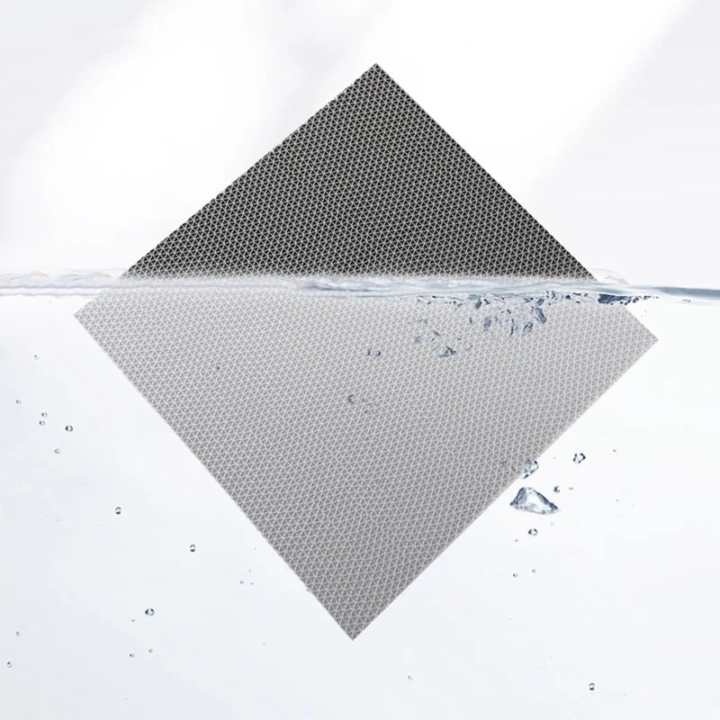 tapis douche bain moderne minimaliste gris rouge motif losanges triangles texturé perforé salle bain