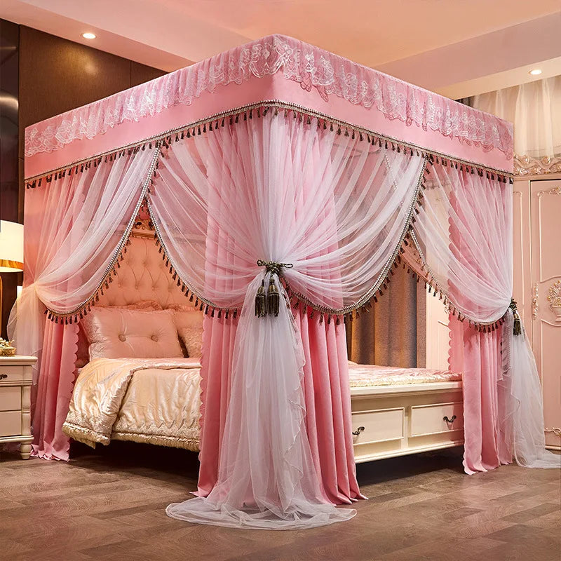 Cette chambre de style baroque avec son grand lit à baldaquin rose ornée de dentelle et de rideaux blancs mousseux dégage une atmosphère élégante et féminine.