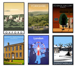 Ce montage d'affiches touristiques représente des lieux emblématiques au Royaume-Uni, tels que la ville d'Oxford, le comté de Yorkshire, le Science Gallery à Dublin, la maison de Brontë à Haworth et la ville d'Osmotherley, offrant ainsi un aperçu de la diversité culturelle et des paysages du pays.