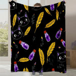 Couverture noire avec motif de chats noirs, de plumes jaunes et de petites bouteilles violettes.