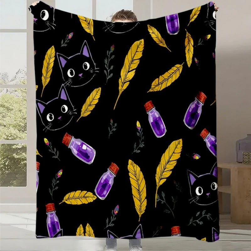 Couverture noire avec motif de chats noirs, de plumes jaunes et de petites bouteilles violettes.