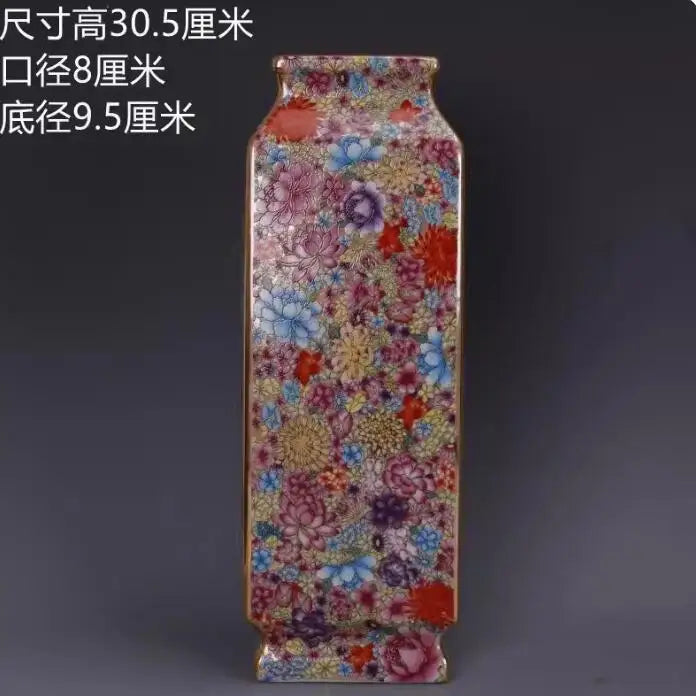 Un vase décoratif de forme carrée présentant un motif floral coloré et vibrant, créant une atmosphère chaleureuse et élégante.