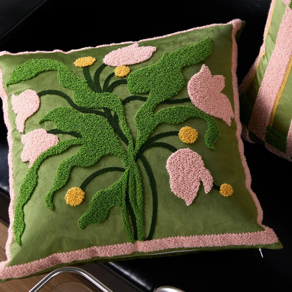 coussins bohèmes brodés vert rose jaune motifs florals rayures artisanal lit canapé