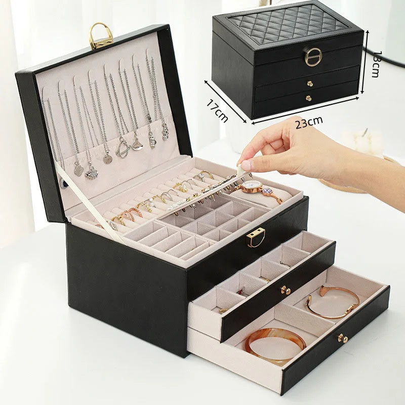 boîte bijoux cuir vert foncé blanc rose pâle motifs géométriques classique chic poignées dorées