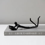 statuette moderne minimaliste or noir texture rugueuse stylisée acrobatie décoration pièce ornement figure
