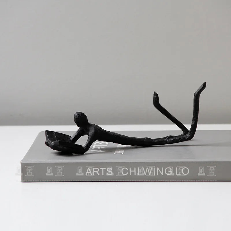 statuette moderne minimaliste or noir texture rugueuse stylisée acrobatie décoration pièce ornement figure