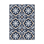 Carreaux de carrelage bleus et blancs avec motifs décoratifs ornementés.