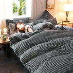 Housse de couette épaisse double face violette sur lit Queen Size