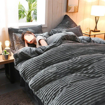 Housse de couette épaisse double face violette sur lit Queen Size