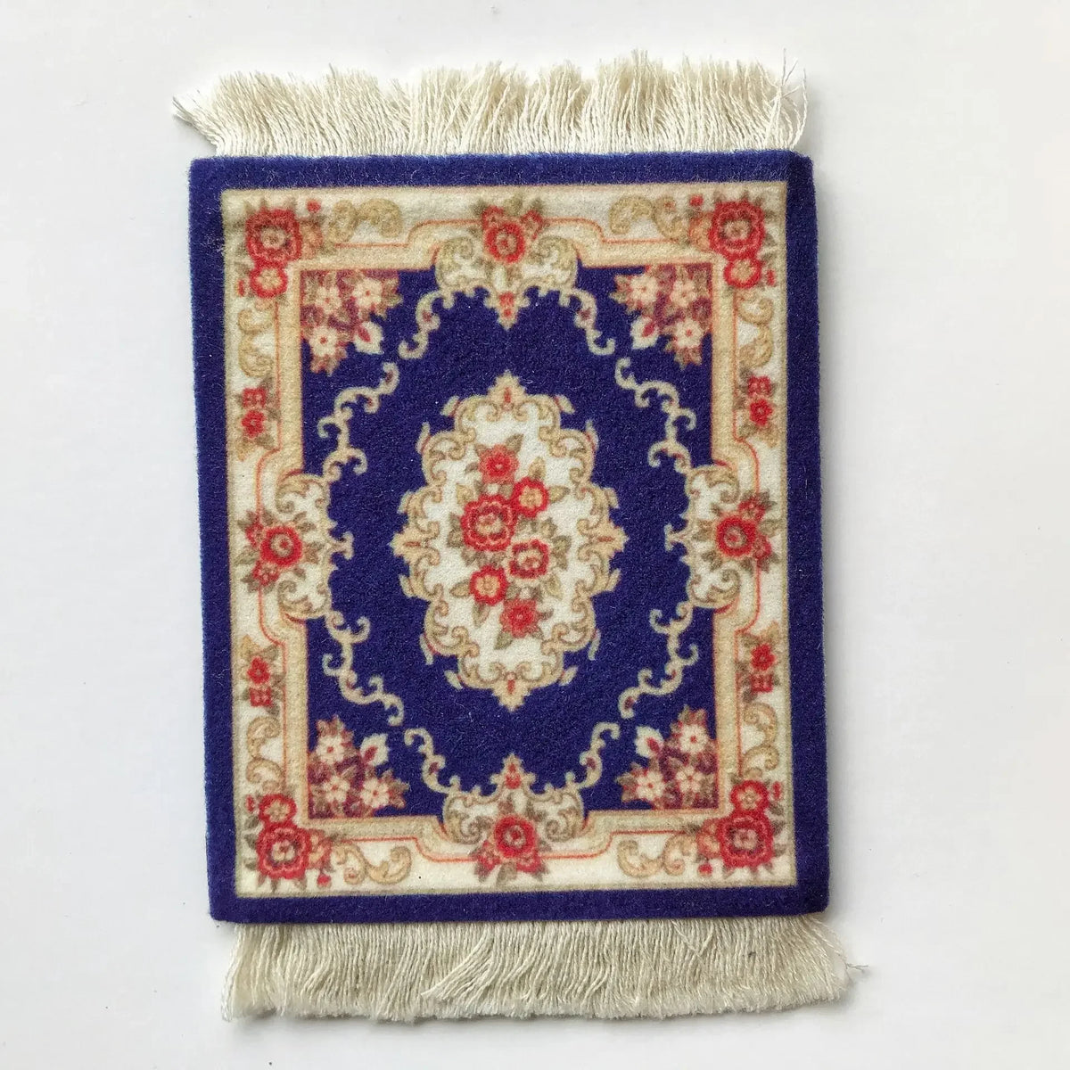 tapis table classique ornements floraux motifs géométriques franges rouge vert bleu beige blanc respectueux