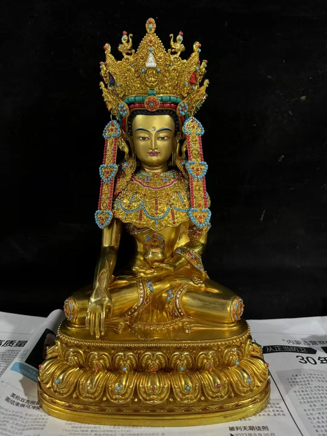 statue bouddhiste or turquoise rouge blanche motif complexe texture lisse traditionnel lotus assis grande