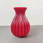vase moderne plastique blanc rayures verticales fleurs artificielles rouge vert salon decoration
