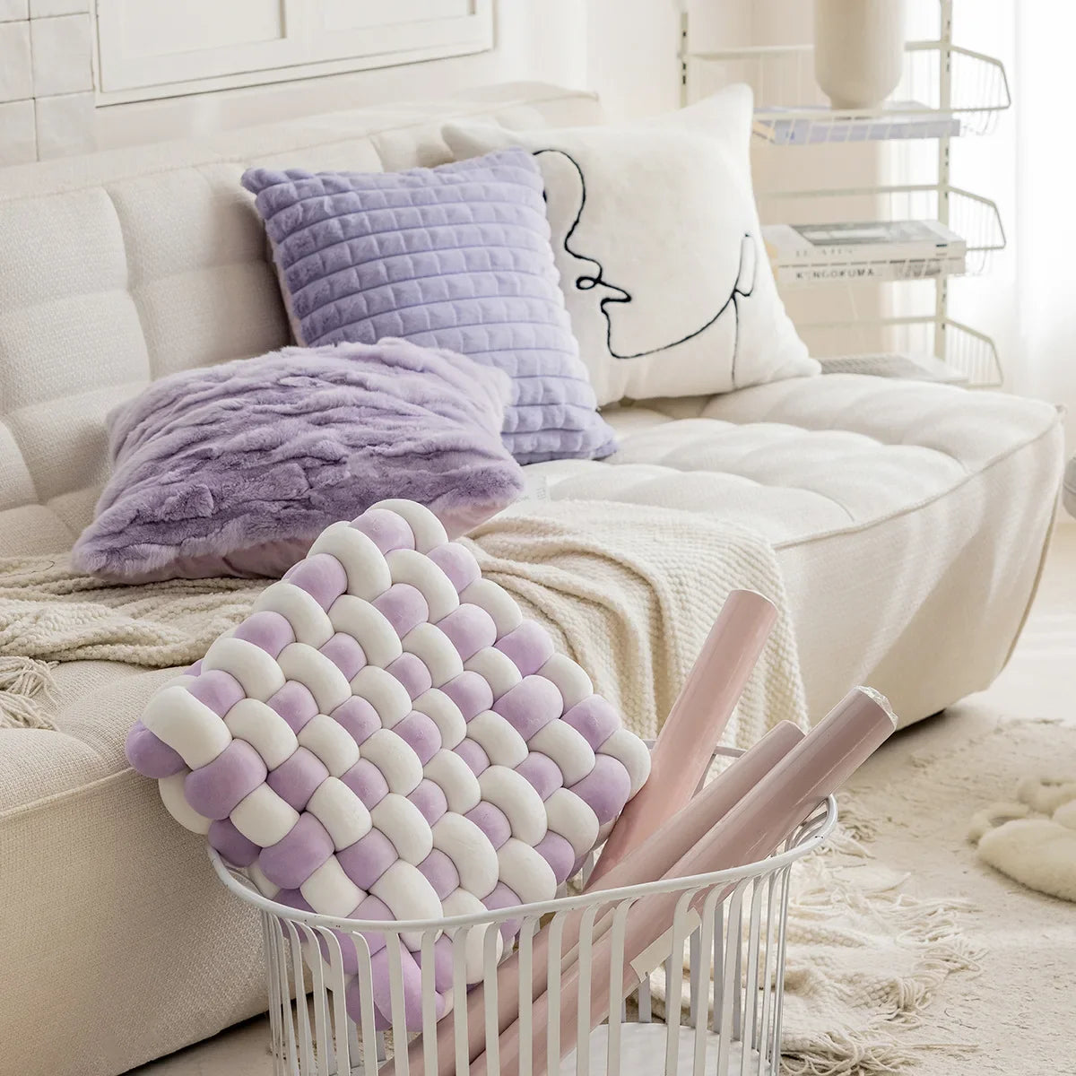 coussin décoratif texturé doux violet clair blanc motif géométrique polyester 45x45cm