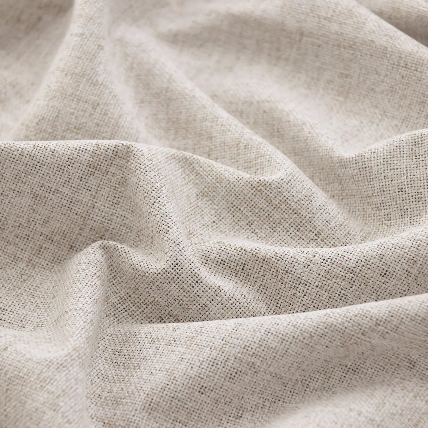 Des rideaux soigneusement tissés, avec des détails soignées, ajoutant une touche de luxe et de confort à un intérieur de maison. Ces rideaux sont parfaits pour donner une ambiance chaleureuse et accueillante à votre espace de vie. Ils sont faits de fibres de haute qualité qui garantissent leur durabilité et leur résistance.