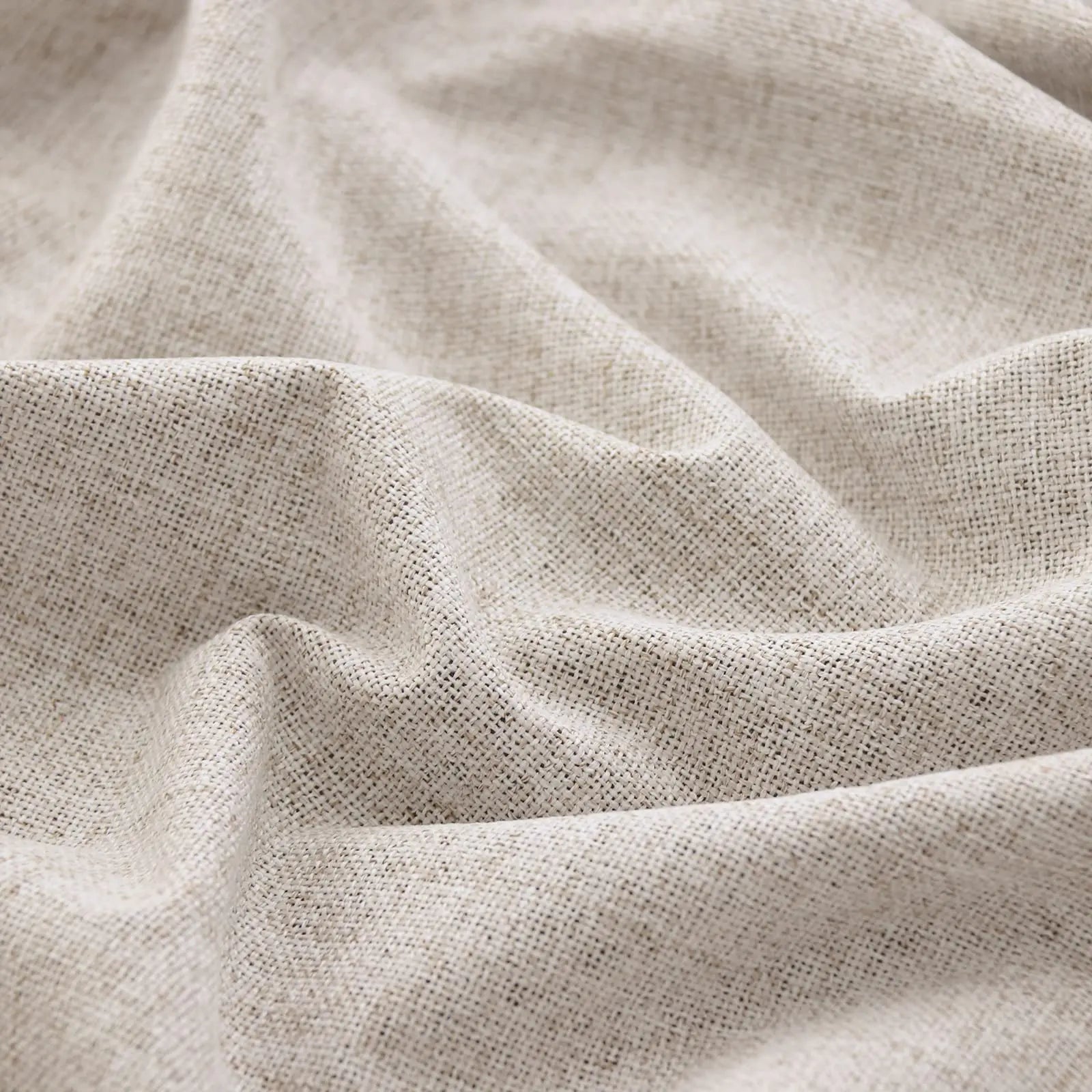 Des rideaux soigneusement tissés, avec des détails soignées, ajoutant une touche de luxe et de confort à un intérieur de maison. Ces rideaux sont parfaits pour donner une ambiance chaleureuse et accueillante à votre espace de vie. Ils sont faits de fibres de haute qualité qui garantissent leur durabilité et leur résistance.