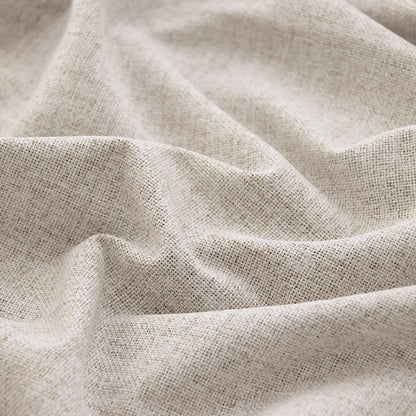 Des rideaux soigneusement tissés, avec des détails soignées, ajoutant une touche de luxe et de confort à un intérieur de maison. Ces rideaux sont parfaits pour donner une ambiance chaleureuse et accueillante à votre espace de vie. Ils sont faits de fibres de haute qualité qui garantissent leur durabilité et leur résistance.
