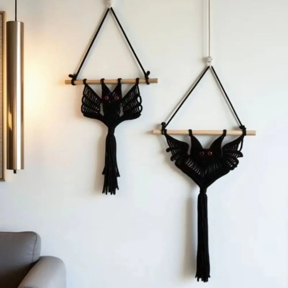 suspension décorative macramé oiseau yeux rouges artisanal noir boho chic barre bois