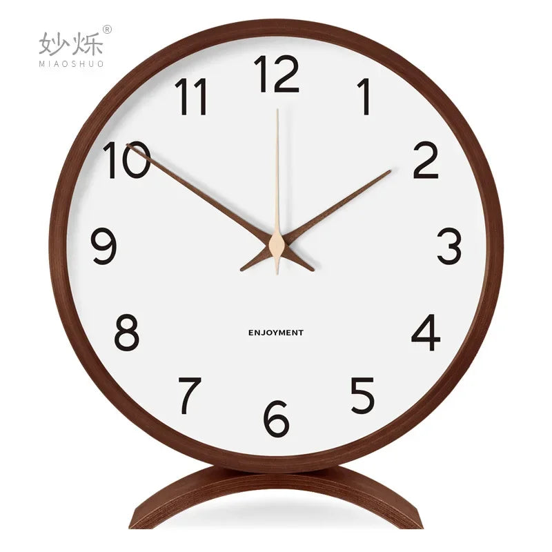 horloge moderne bois naturel cadran blanc chiffres noirs fond violet gris
