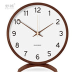 horloge moderne bois naturel cadran blanc chiffres noirs fond violet gris
