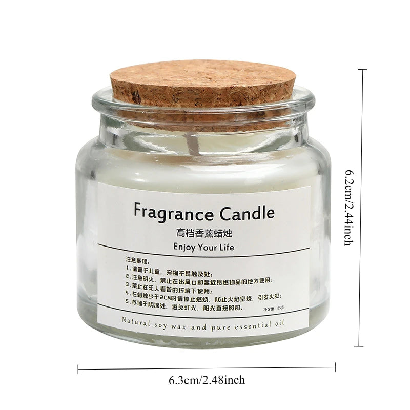 Bougie parfumée en bocal en verre avec couvercle en liège, sur fond blanc.