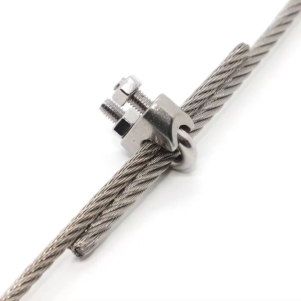 câble acier flexible gris métallisé torsadé suspension rideaux éclairage décoration industrielle