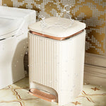 Poubelle design bleue dans une salle de bain moderne