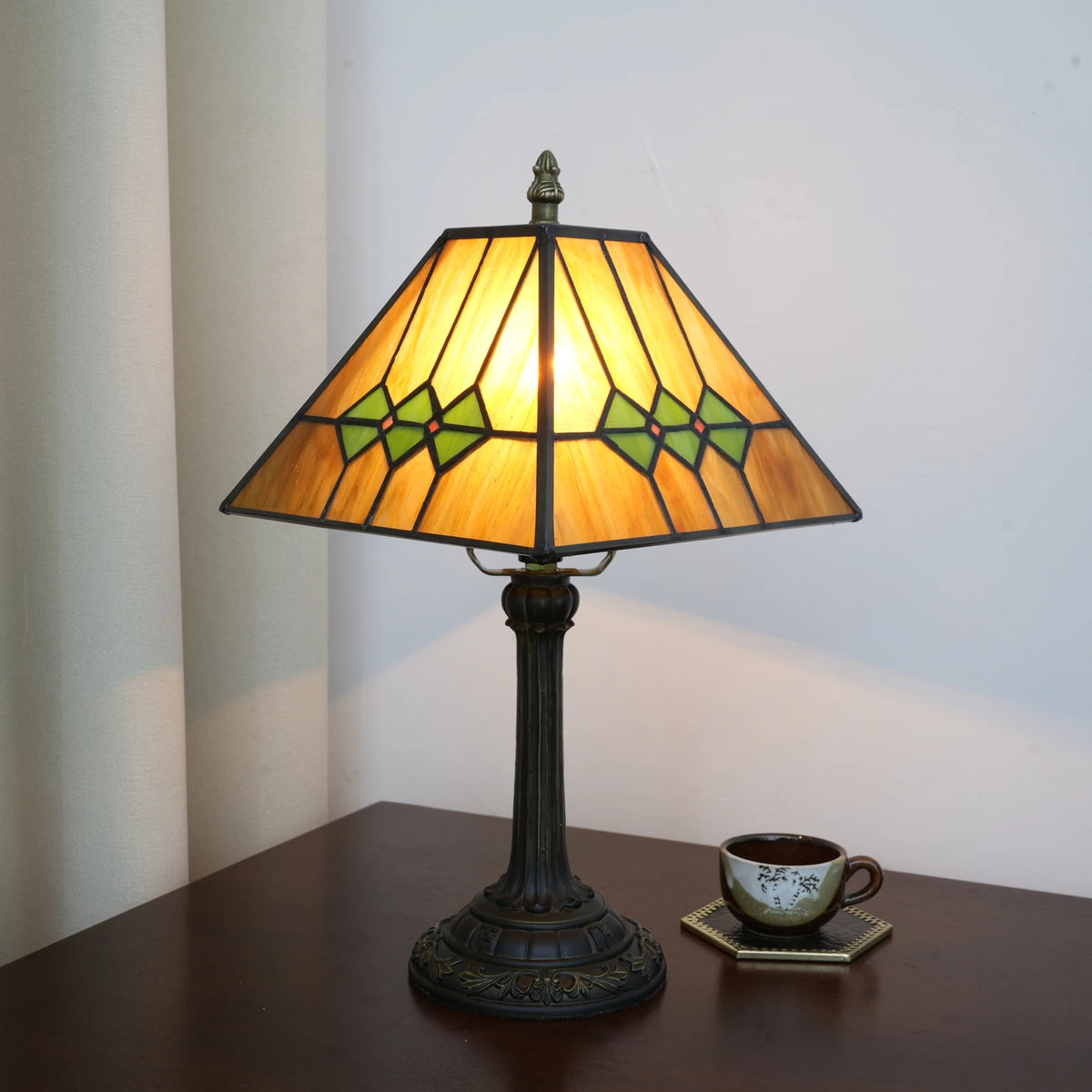 lampe vitrail multicolore motif géométrique vintage opacité interrupteur poussoir résine chambre salon