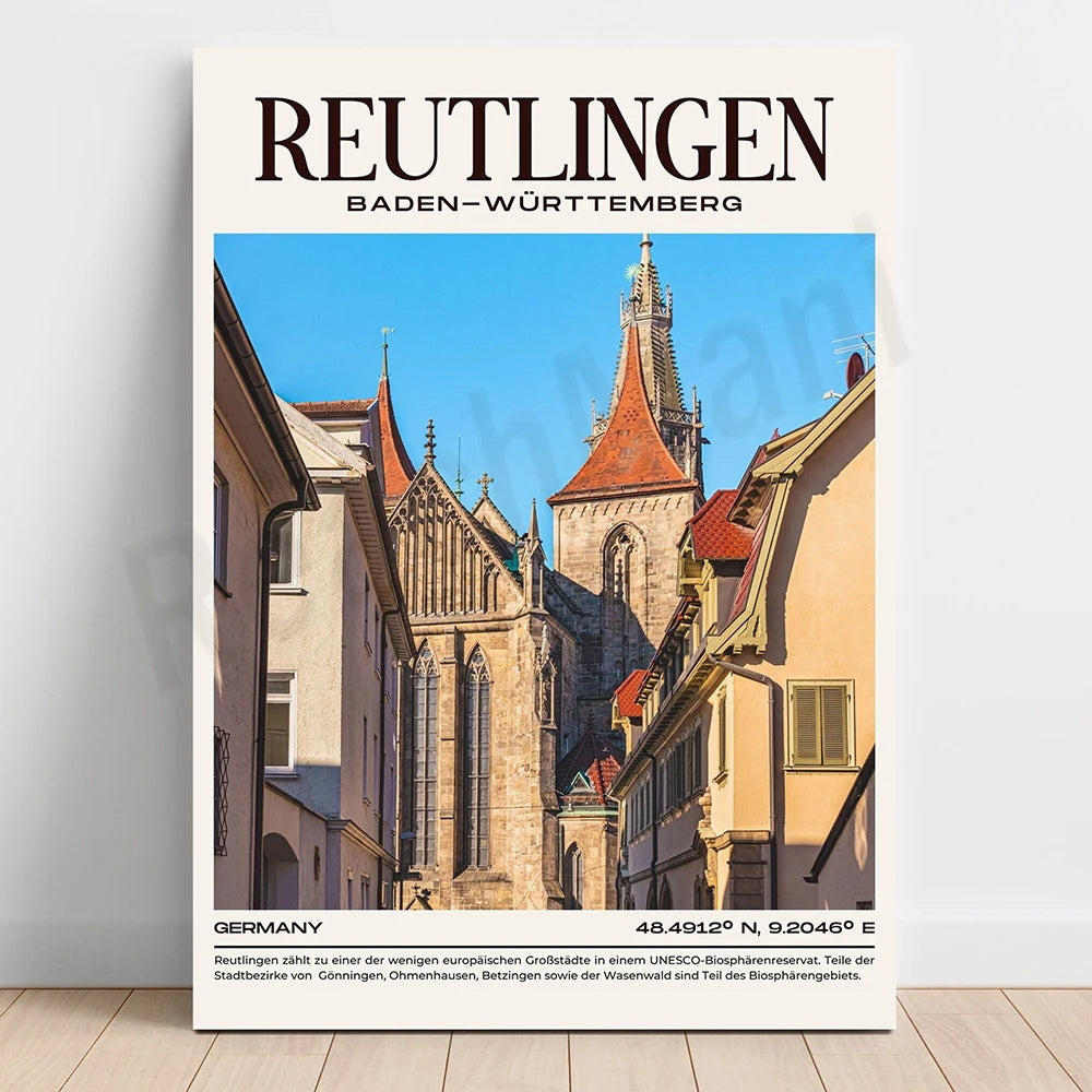 L'image montre les toits et les clochers d'un village historique allemand, Reutlingen, situé dans le land de Baden-Württemberg. Le village fait partie d'un site du patrimoine mondial de l'UNESCO et est connu pour ses bâtiments anciens et son architecture pittoresque.