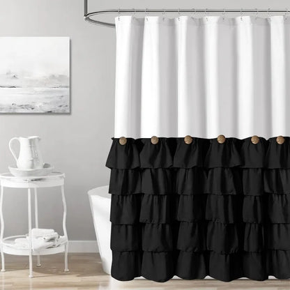 Image montrant un élégant rideau de douche en tissu blanc, accroché à un robuste tringle à rideau dans une salle de bains au design intérieur moderne. Ce rideau, principal élément de la pièce, offre une solution de couverture de fenêtre pratique et esthétique. À l'arrière-plan, on peut distinguer des accessoires de plomberie et un luminaire contemporain, complétant le style de la salle de bains.