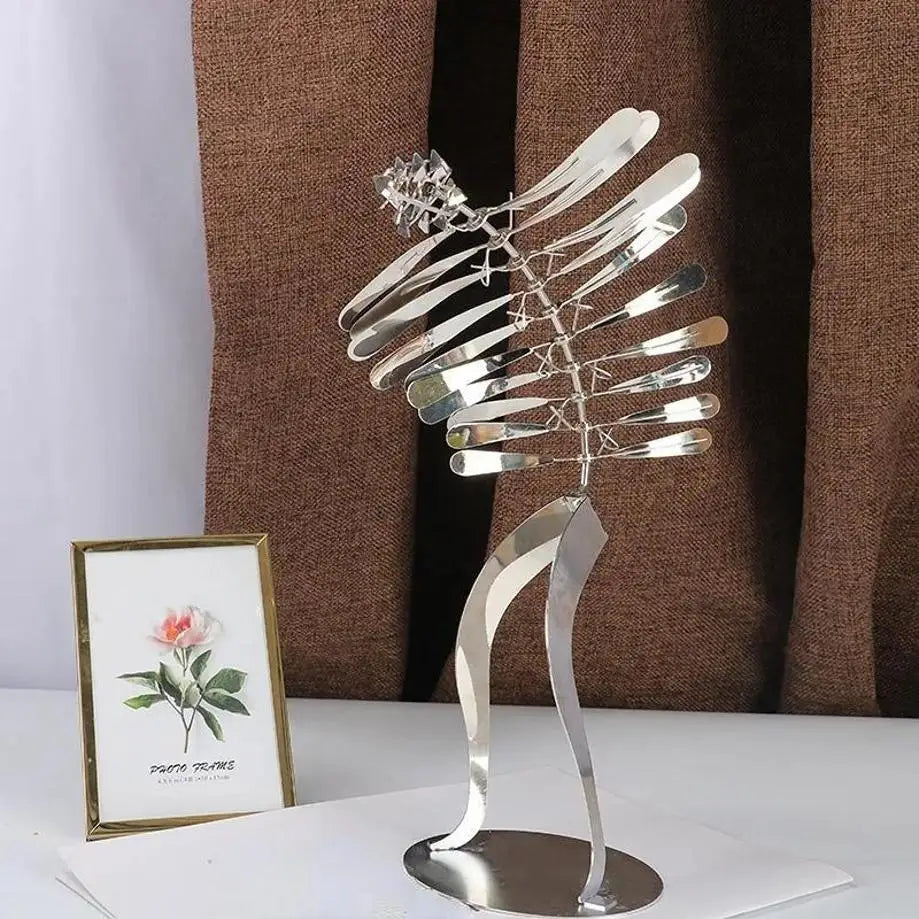 sculpture métal moderne silhouette humaine plumes argentées décoration extérieure éolienne rotation auto alimentée jardin