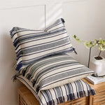 coussin housse rayé bleu marine blanc moderne pièces franges pompons décoration intérieure rustique adhésif