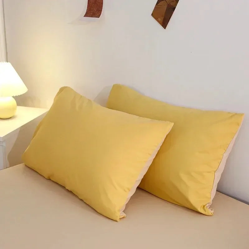 Vue d'ensemble de la chambre avec couette jaune et décoration moderne