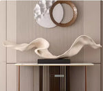 décoration moderne sculpture abstraite console mural panneau strié fauteuil cuir boules métalliques abat jour