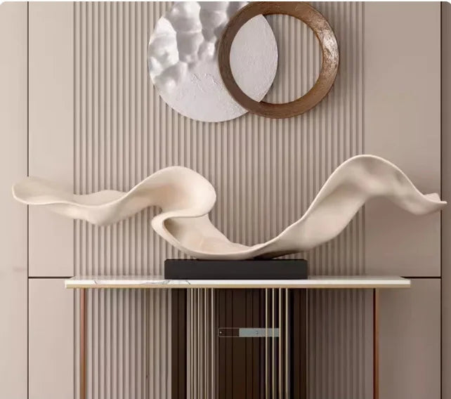 décoration moderne sculpture abstraite console mural panneau strié fauteuil cuir boules métalliques abat jour
