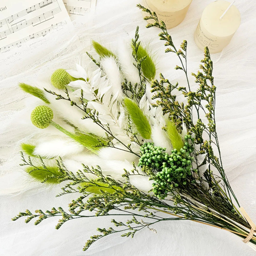 décoration boho bouquet plumes feuilles vert clair blanc vase ruban anniversaire mariage decoration