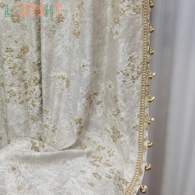 rideau opaque blanc fleurs dorées élégant salon chambre maison moderne ruban pompons luxe