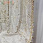 rideau opaque blanc fleurs dorées élégant salon chambre maison moderne ruban pompons luxe