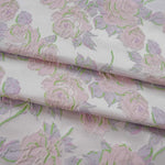 tissu polyester jacquard motifs floraux roses coloris blanc rose violet vert tissu brocart élégant