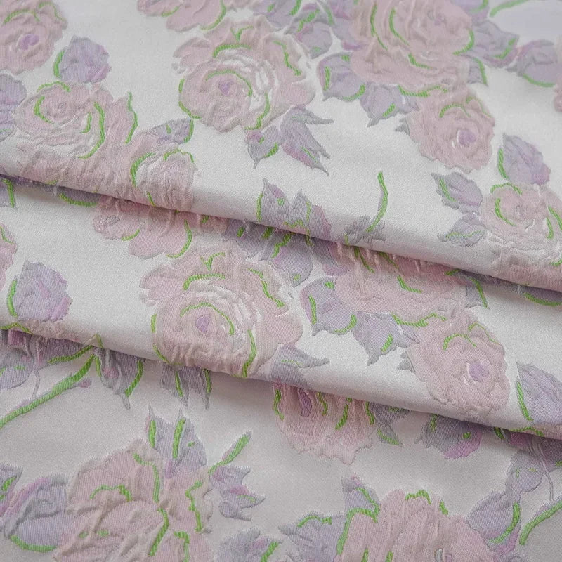 tissu polyester jacquard motifs floraux roses coloris blanc rose violet vert tissu brocart élégant