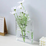 vase transparent moderne texte livre fleurs variées décoration intérieure minimaliste